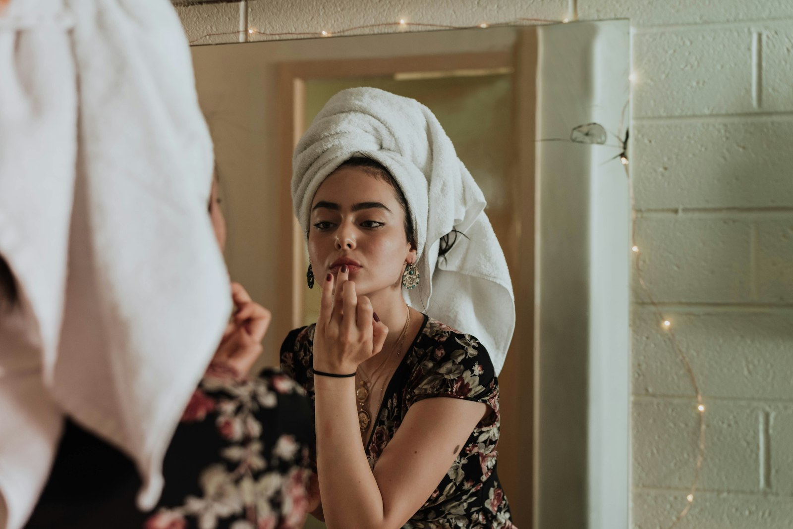 Vrouw bekijkt haar huid in de spiegel